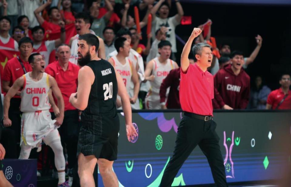 余嘉豪出场, AA, 朱俊龙