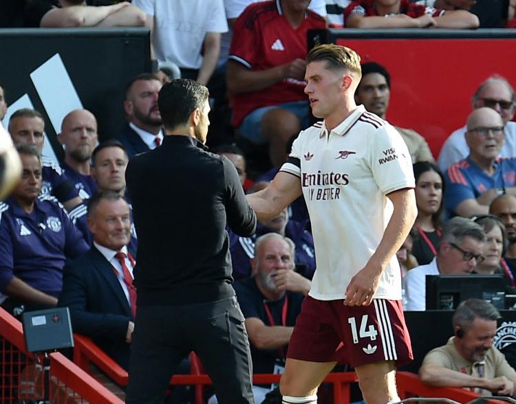 内维尔随即, 尽管卡拉格, 两位评论员